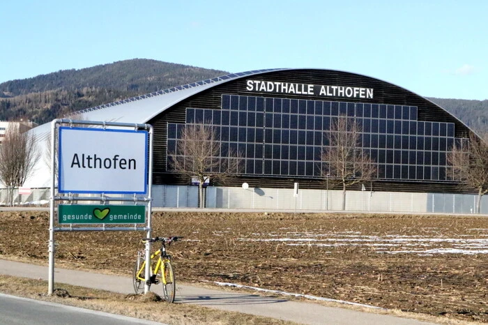 Rund 400 Kufenflitzer hatten sich am Samstagnachmittag Richtung Althofener Stadthalle aufgemacht, ... 