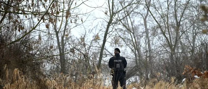 Einsatzkräfte der Polizei am Fundort der Leiche des ehemaligen Justiz-Sektionschefs Christian Pilnacek an einem Nebenarm der Donau in Rossatz-Arnsdorf