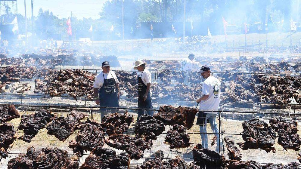 In der Stadt Minas im Süden des Landes grillten rund 100 Köche am Wochenende 16,5 Tonnen Fleisch