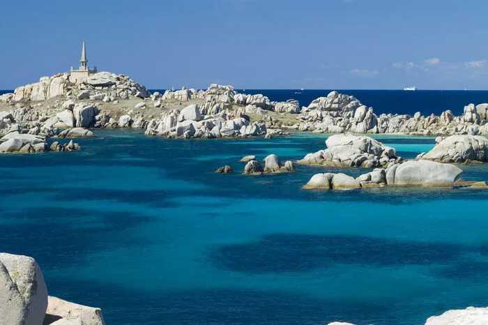 Lavezzi Inseln - Frankreich. Ein beliebtes Ziel für Segler sind die Lavezzi Inseln zwischen Korsika und Sardinien. Abgesehen von weißen Stränden und azurblauem Meer kann man hier viele Tier- und Pflanzenarten in ihrem natürlichen Habitat beobachten. Bewohnt ist nur die Île de Cavallo, die neben Lavezzi und Piana zu den einzigen Inseln des Archipels zählen, die betreten werden dürfen. Das lohnt sich allerdings: Mit viel Glück bekommt man sogar Delfine zu sehen.