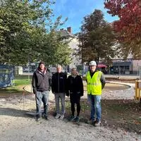 Die Revitalisierung des beliebten Fröbelparks in Lend schreitet planmäßig voran. Vizebürgermeisterin Judith Schwentner mit Projektleiter Matthias Peinknoll von der Grünraumabteilung, Anton Reiß und Matthias Grassl