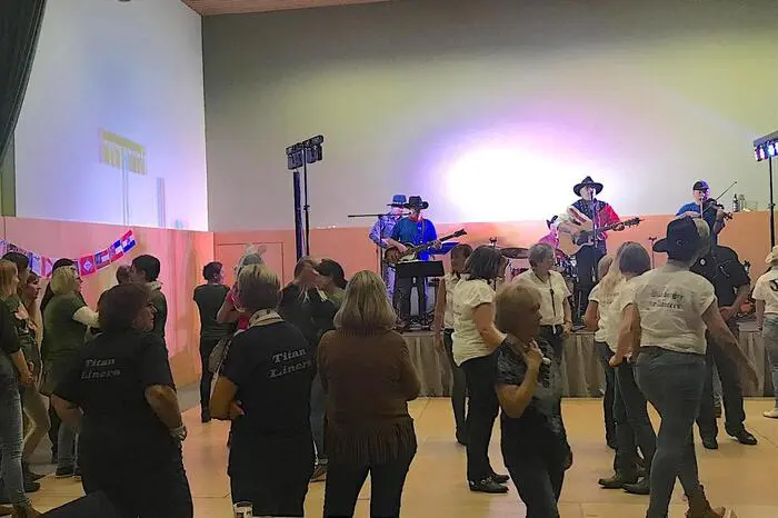 Des öfteren wurde auch schon das Countryfestival Bad Ischl besucht. „Man lernt dabei viele gleichgesinnte Leute kennen, dazu das musikalische Flair des Wilden Westens, das ist es was mich fasziniert,“ sagt Line-Dancer Maria Auer als Obfraustellvertreterin.