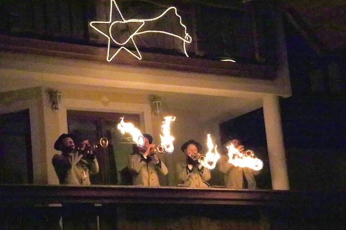 Höhepunkt der Silvesterfeier waren die "brennenden Trompeten" – vier Trompetenbläser - die vom Balkon eines nahe gelegenen Hauses aus gemeinsam mit der Ortsmusikkapelle ein festliches Stück intonierten. Gleichzeitig erstrahlte auf einem Hang gegenüber des Dorfes die Jahreszahl "2023".