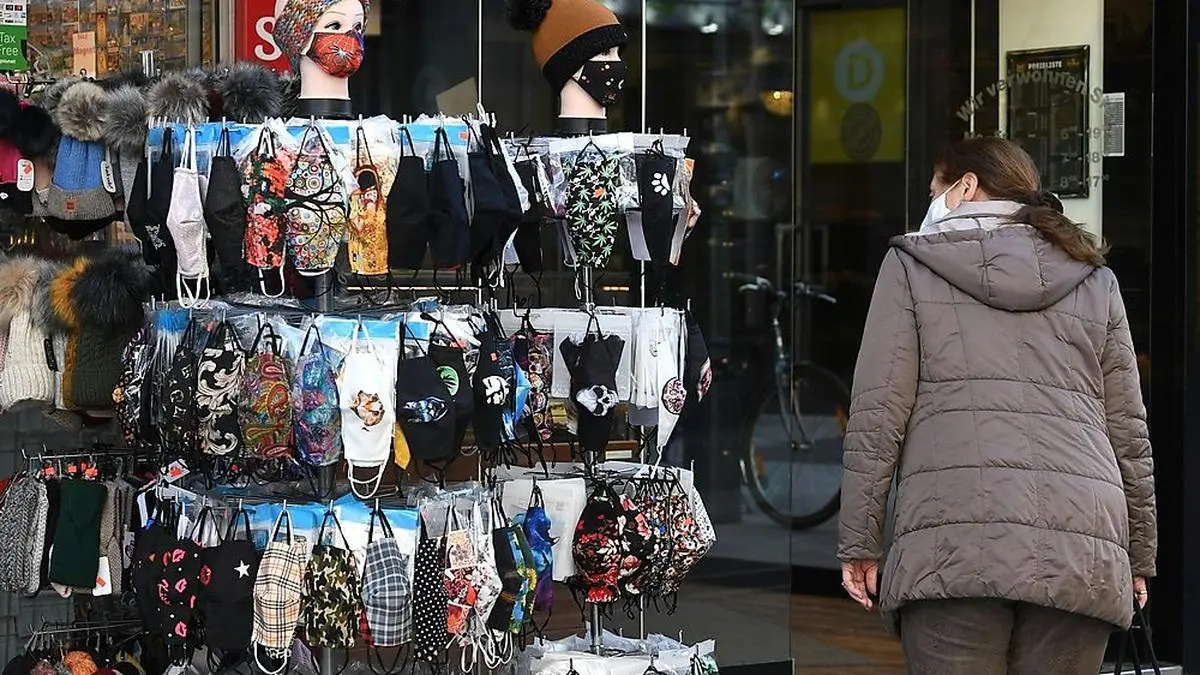 ABD0070_20201106 - WIEN - ÖSTERREICH: ++ THEMENBILD ++ ZU APA0569 VOM 5.11.2020 - Illustration zum Thema Coronavirus / Lockdown. Im Bild: Eine Person betrachtet Schutzmasken aufgenommen am Freitag, 6. November 2020, in der Wiener Innenstadt. - FOTO: APA/HELMUT FOHRINGER