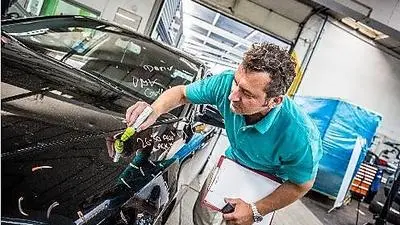 Alfred Kömetter ist gerichtlich beeideter KFZ-Sachverständiger und begutachtet derzeit zehn bis 15 Autos pro Tag