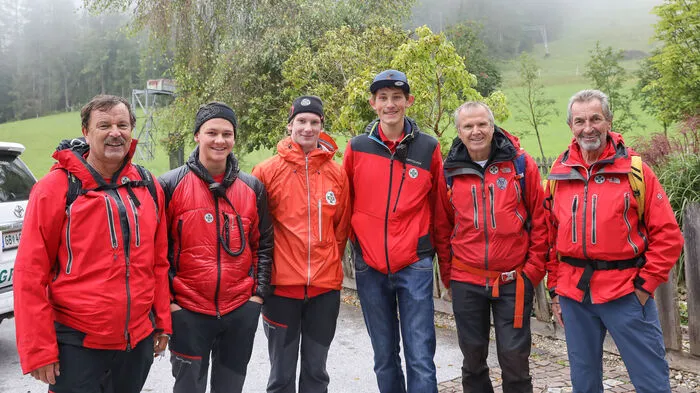 Mitglieder der "echten" Bergrettung Ramsau am Dachstein begleiteten am 6. September mehr als 300 Fans auf eine sportliche Wanderung.