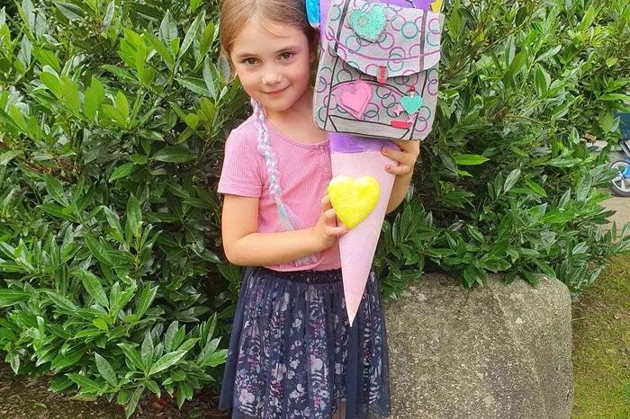 Laura, Taferlklasslerin der Volksschule Frohnleiten, mit ihrer selbstgebastelten Schultüte.