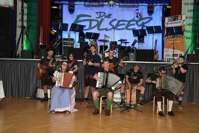 Nach der Polonaise lockten dort unter anderem die Edlseer, „Die Freigarten Blas“ oder die Band „Mundwerk“ auf die Tanzfläche
