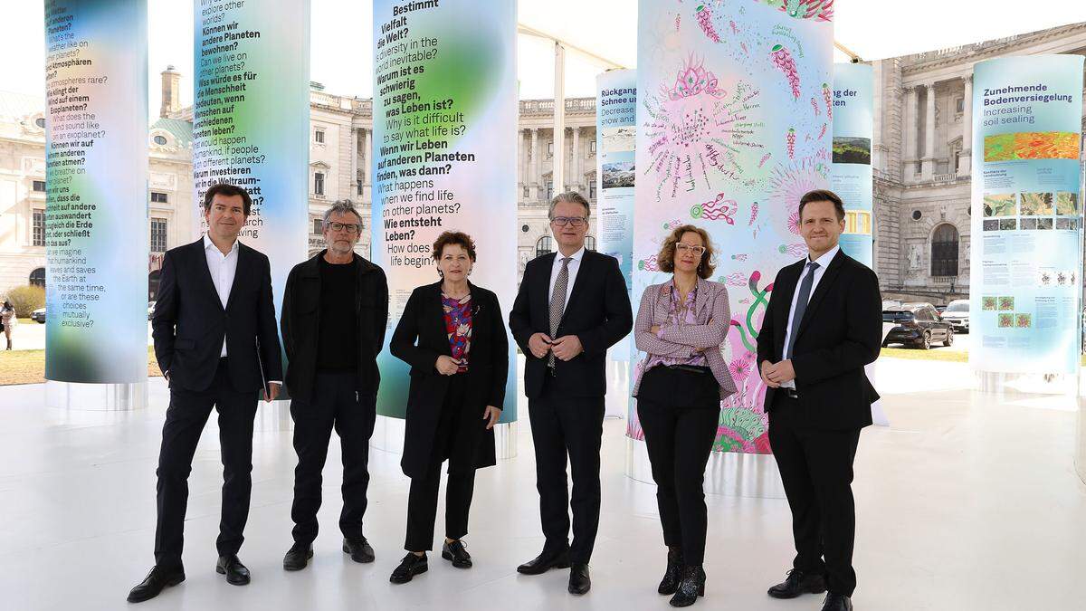 Alexander Kada (Idee und Konzept mobiler Pavillon), Gerhard Mitterberger (Architekt mobiler Pavillon), Landesrätin Ursula Lackner, Landeshauptmann Christopher Drexler, Astrid Kury (Kuratorin mobiler Pavillon) und Marko Mele (wissenschaftlicher Direktor, Universalmuseum Joanneum), 