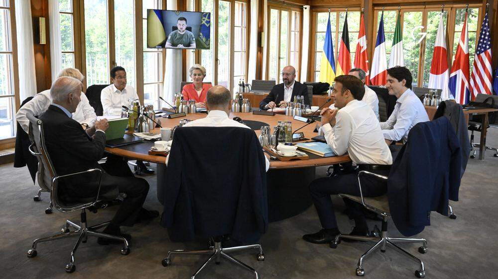 Derzeit beraten die G7 gemeinsam mit dem ukrainischen Präsidenten Wolodymyr Selenskyj, der zugeschaltet wird. 