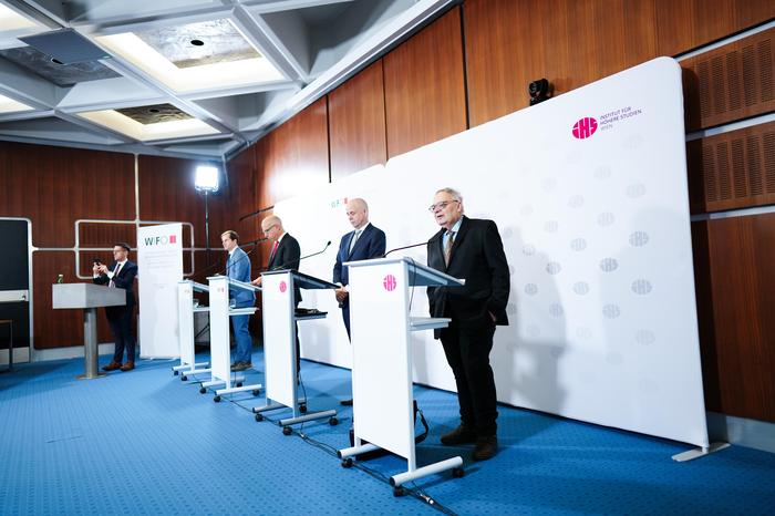 Stefan Schiman-Vukan (WIFO), WIFO-Direktor Gabriel Felbermayr, IHS-Direktor Holger Bonin und Helmut Hofer (IHS) bei der Präsentation der „Herbstprognose