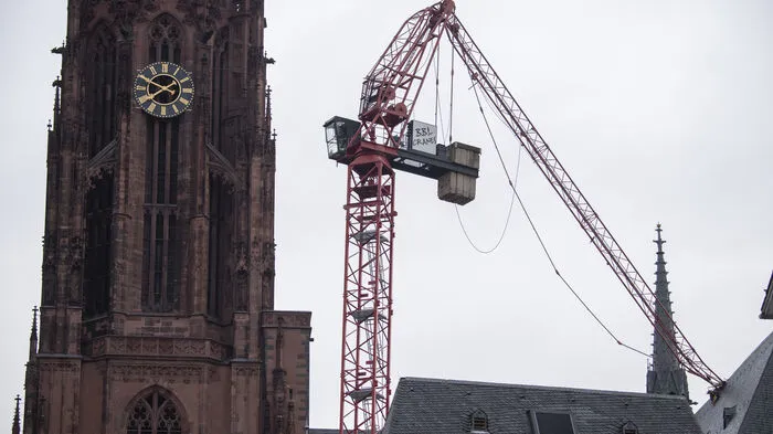 Deutschland wurde von Sturmtief "Sabine" besonders schwer getroffen. In vielen Teilen des Landes gab es große Schäden. Der abgeknickte Ausleger eines Baukrans steckt im Dach des Frankfurter Doms.