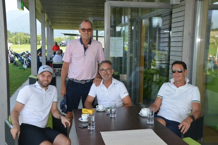 Geladen wurde zum "Aquavital-Realfinanz Charitygolfturnier", das im Modus "2er Texas Scramble" gespielt wurde.