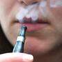 Rauchen: Wie schädlich ist der Dampf von E-Zigaretten? Auf jeden Fall sehr ungesund, sagen Experten
