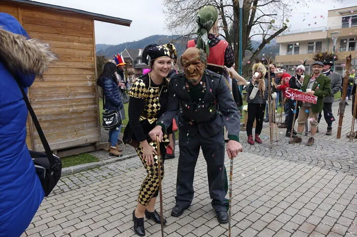 Anita Atzler (links), Obfrau des Faschingsvereins St. Barbara, feierte mit.