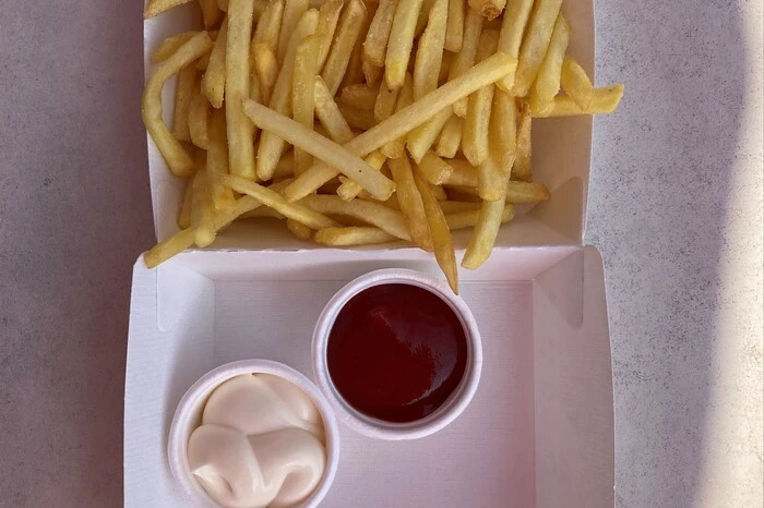 Straßgang: Knusprigkeit: 2/5Salzigkeit: 4/5Fettigkeit: 3/5Saucen: Ketchup &amp; Mayonnaise (gratis)Anzahl: 151 PommesPreis: 3,50 Fazit: In Straßgang bekommt man 151 Pommes, eine respektable Anzahl. Leider sind sie kaum knusprig, was vor allem beim gierigen gleichzeitigen Konsum von mehreren Pommes, zu einem unangenehmen Mundgefühl führen kann. Positiv hervorzuheben ist aber, dass die Saucen-Problematik nirgends so elegant gelöst wurde wie hier, noch dazu gratis.