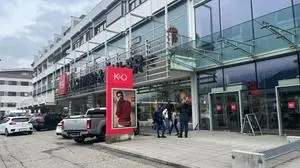 Menschen stehen vor der Spittaler „Kastner & Öhler“-Filiale in der Tiroler Straße | Seit 1979 befindet sich die Spittaler „Kastner & Öhler“-Filiale in der Tiroler Straße