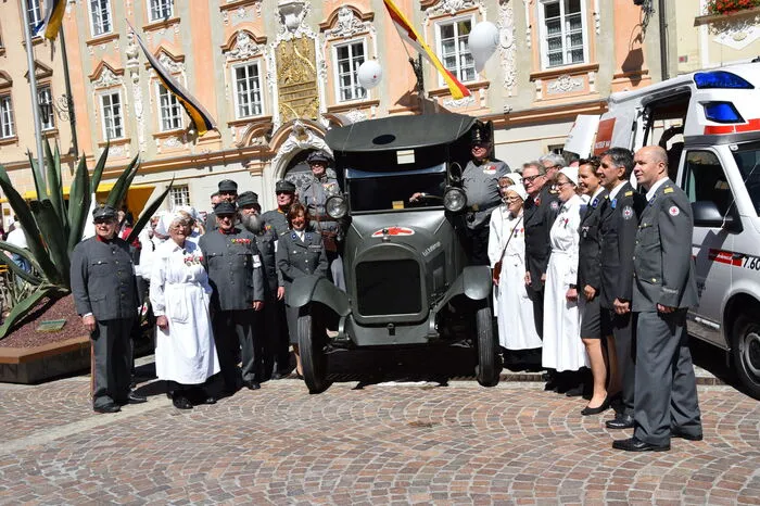 Mitunter werden die modernen Uniformen gegen historische getauscht -zu Präsentationszwecken
