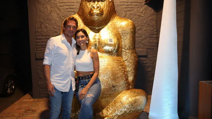 Die Betreiber Josef "Seppi" und Eva Berglitsch vor ihrem "goldenen Türsteher"
