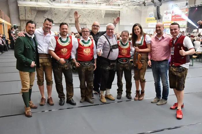 Mit dabei in der ausverkauften Sporthalle waren unter anderem Franky Leitner, Ursprungbuam, Die Mayerhofner, Hannah und der Zillertaler mit der Geigerin.