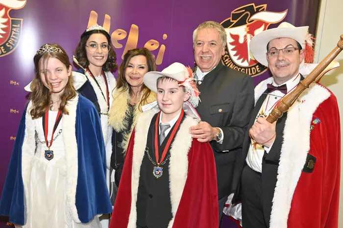 Stadtrat Franz Eder mit Prinzenpaaren.