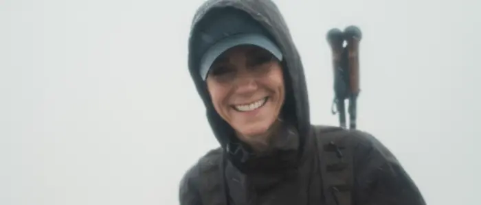 Prinzessin Kate steht auf dem Gipfel eines Berges und lächelt in die Kamera