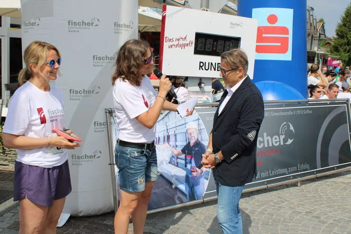 Moderatorin Constance Mochar (Mitte) mit Sonja Kleindienst vom ORF Kärnten und Fischer-Geschäftsführer Heinz Paar beim Interview.