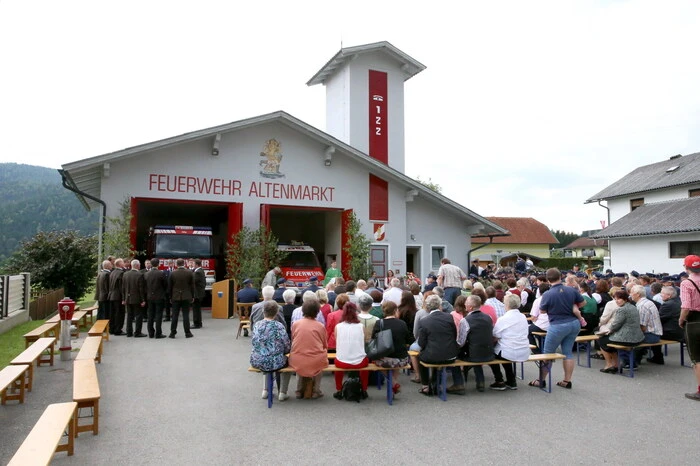 Bei der Feierstunde gesehen wurden unter anderen Landesfeuerwehrkommandant-Stellvertreter Dietmar Hirm, Bezirksfeuerwehrkommandant Friedl Monai, FF Altenmarkt-Kommandant Konrad Salmina mit Stellvertreter Johann Stromberger, Kameradschaftsführer Roland Reibnegger, Provisor Robert Jamroz sowie die Bürgermeister Johann Fugger (Glödnitz), Michael Reiner (Deutsch Griffen), Klaus Köchl (Liebenfels) und Franz Sabitzer (Weitensfeld). 
