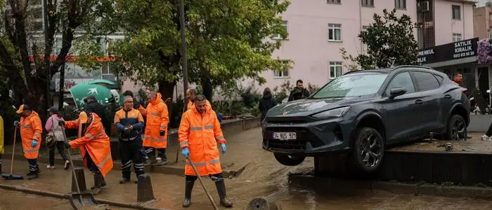 Viele Autos wurden von den Wassermassen weggerissen
