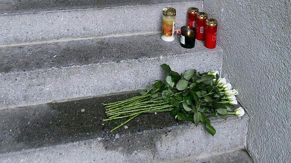 Kerzen und Blumen erinnern am Tatort an die Getötete