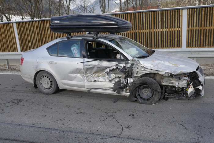 Die beteiligten Fahrzeuge wurden schwer beschädigt.