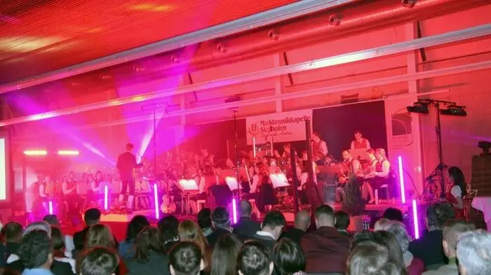 Die große Halle im Freizeitzentrum von Stallhofen war bis auf den letzten Platz gefüllt – es mussten sogar Stuhlreihen eingeschoben werden – als die Marktmusikkapelle zu ihrem traditionellen, nunmehr 30. Frühjahrskonzert lud.
