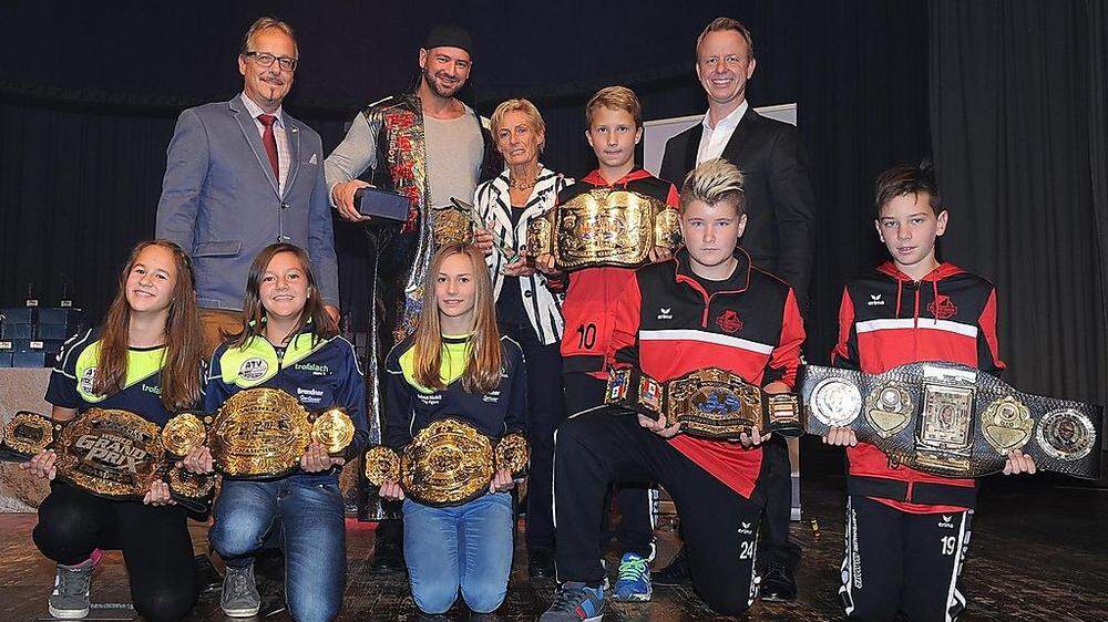Geehrt: Wrestling-Weltmeister Chris Raaber und Berglauf-Weltmeisterin Helga Pongratz (Mitte)