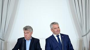 Vizekanzler Werner Kogler (Grüne) und Bundeskanzler Karl Nehammer (ÖVP)