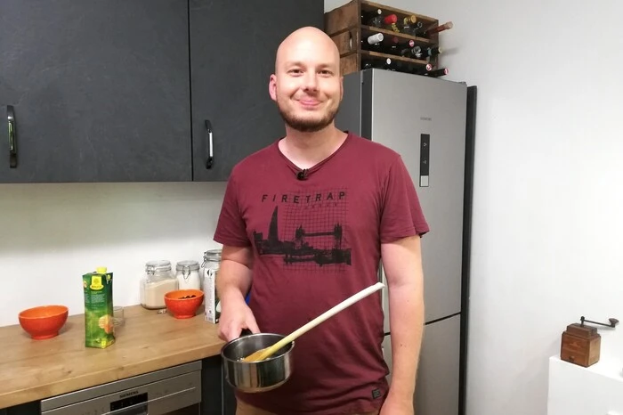 Dienstag: Alexander, 31 Jahre. Vorspeise: Dekonstruierter Fischburger mit Forelle. Hauptspeise: Grünes Thai-Curry á la Alex. Nachspeise: Weinbirnen mit Zimteis