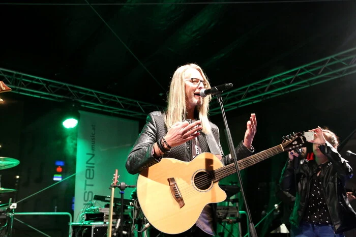 ... die am Donnerstagabend zum Benefizkonzert der Partyband „Meilenstein“ - am Foto Frontmann Heli Brunner - in die Herzogstadt gepilgert waren.