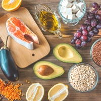 Ungesättigte Fettsäuren befördern ein gutes Verhältnis von LDL- und HDL-Cholesterin. Sie sind unter anderem in Nüssen, Avocados und Ölen wie Olivenöl enthalten.