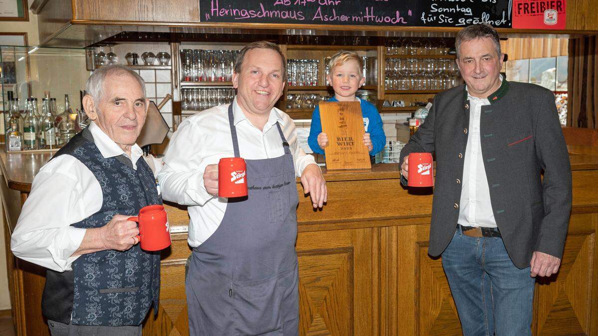 Sepp Hollerer sen. und jun., Sohn Lorenz Hollerer und Stiegl-Kundenbetreuer Peter Zach