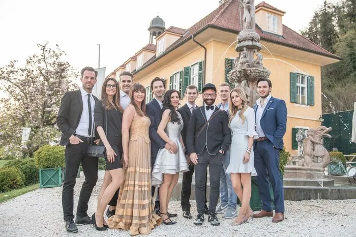 Und auch die Jury hat sich freundlicherweise aufgefädelt aufgestellt: Rene Koch (Stella Models/Café Mitte), Gabi Leger (Grazetta), Philipp Knefz (Mister Company), Gunther und Corinna Arco (Grazer Klinik für Ästhetische Chirurgie), Philipp Edelsbrunner (vom gleichnamigen Autohaus), Promistylist Dieter Ferschinger, Hagen Burkert (Tenne Bad und Fliesen), Kerstin Zacharias (Beauty&amp;Soul), Winzer Christopher Glatz mit Organisatorin Sylvia Baumhackl. Nicht im Bild: Friedrich Weißensteiner (Vögele)