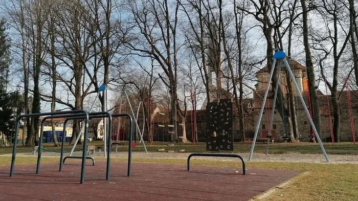 Der Bewegungspark in Feldbach liegt hinter der Kirche