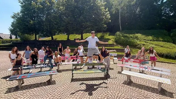 Die bunten Sitzbänke werden bald verschiedene Standorte in Birkfeld zieren