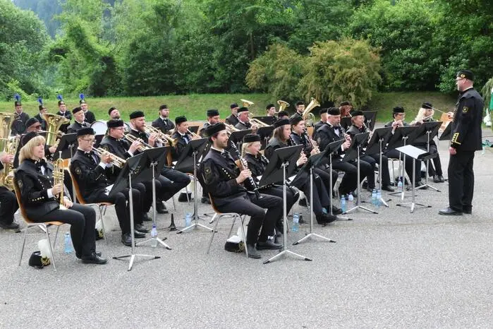 Übrigens: So wurde beim rund zwei Stunden dauernden Festakt für die 22 Reiftänzer von der Bergkapelle Hüttenberg exakt 108-mal die gleiche mitreißende Melodie gespielt. Und die Ehre der Reiftanzbraut wurde heuer der 21-jährigen Studentin Victoria Kraxner aus St. Martin zuteil. Für Spaß und Unterhaltung sorgten „Hans Obermoar“ (Michael Steller) und der „Schwoafträger“ (Patrick Granig).