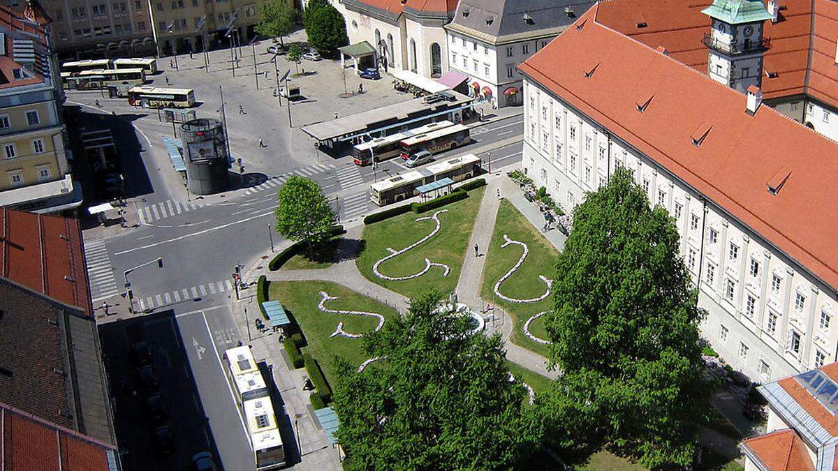 An der Bushaltestelle links des Parks wurde der 15-Jährige am helllichten Tag attackiert