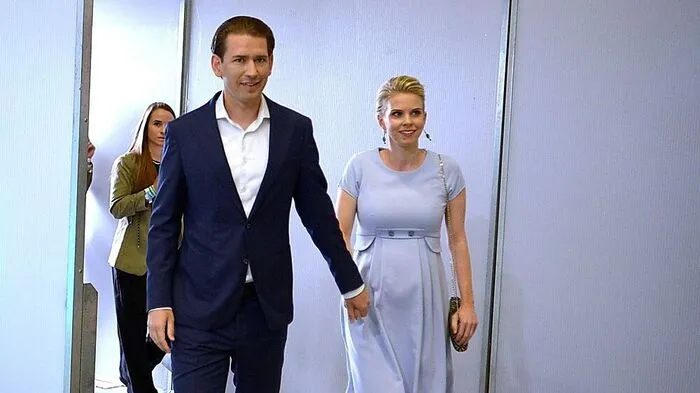 Kanzler Sebastian Kurz und Lebensgefährtin Susanne Thier treffen ein.