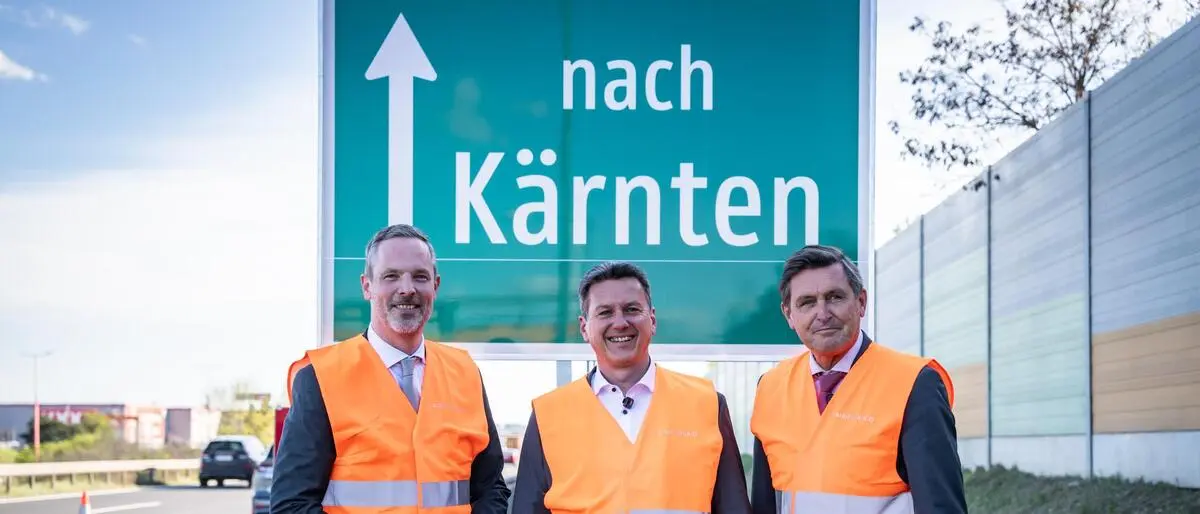 Drei Männer vor Tafel