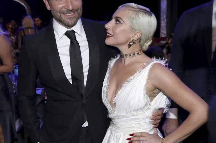 "Gaga kam nach 22 Uhr und suchte den direkten Weg zu Bradley", so der Insider, "die beiden waren total fixiert aufeinander, sie umarmten sich, unterhielten sich vertraulich und konnten nicht genug voneinander bekommen.