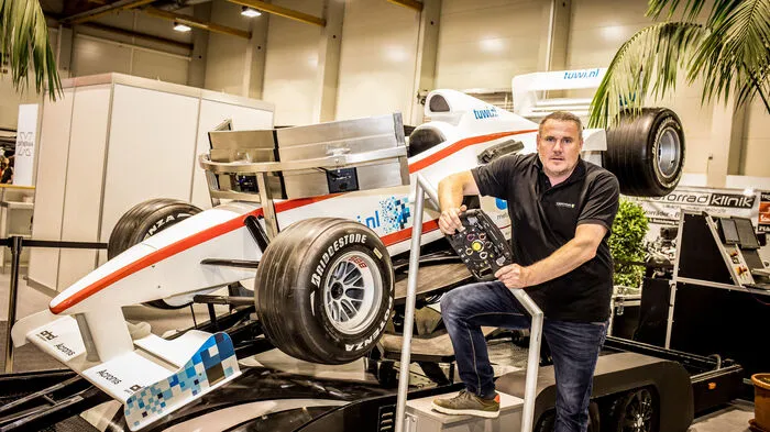 Guido Lenzner mit dem Formel 1-Simulator der Firma "Bestsim". Messebesucher können damit drei Runden auf dem Red Bull Ring drehen.