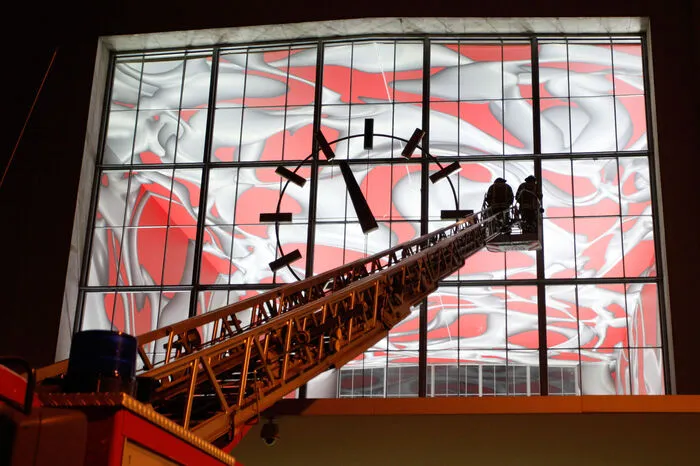 Es kam zu einer "kontrollierten" Sprengung. Im Hotel Daniel, in der Haupthalle des Bahnhofs und anderen Gebäuden barsten die Fensterscheiben.