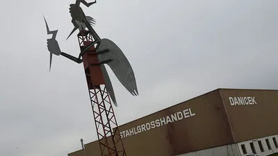 Die von Fritz Russ geschaffene Skulptur ist Firmen-Wahrzeichen