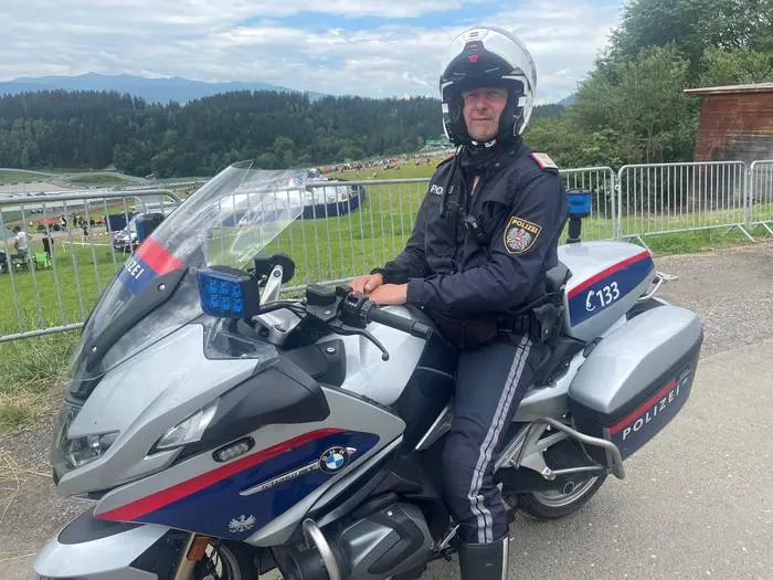 Hans Weikl ist mit dem Motorrad im Einsatz